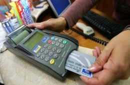 Cobrança de valores maiores na compra com cartão de crédito é ilegal