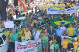 Mais de 2,5 mil pessoas se unem  em passeata contra a corrupção