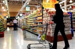 Abertura de supermercados aos domingos continua promovendo discussões acirradas 