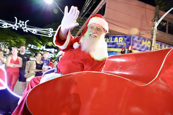 Desfile na Avenida Paraná marca chegada do Papai Noel