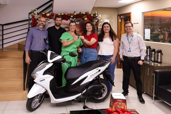Moradora de Umuarama ganha primeira moto da Campanha Natal de Luz
