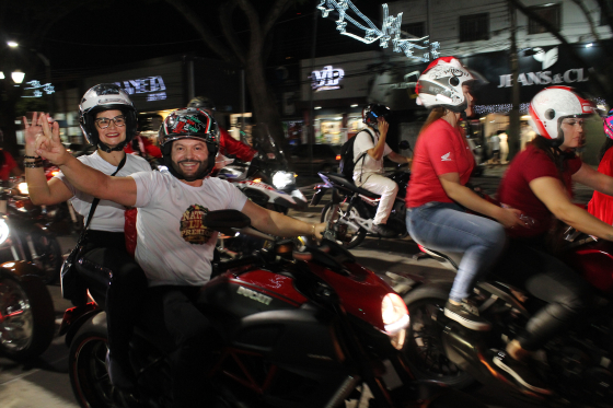 Motociclistas encerram programação de desfiles de Natal da Aciu