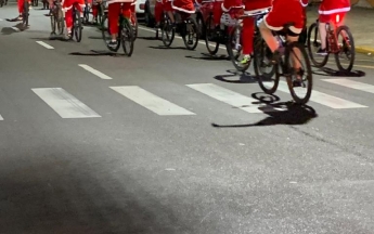 Desfile de Papais Noéis Ciclistas