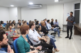 Jovens empresários participam de encontro sobre fotografia