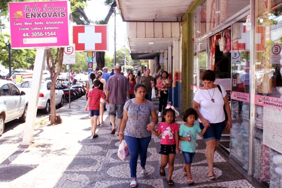 Aberto até mais tarde, comércio prepara muitas promoções para sábado