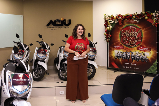 Aciu entrega motos aos ganhadores da campanha Natal de Luz