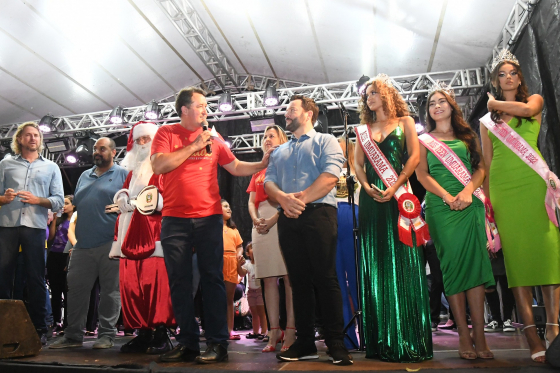 Chegada inédita do Papai Noel no Lago atrai milhares de pessoas