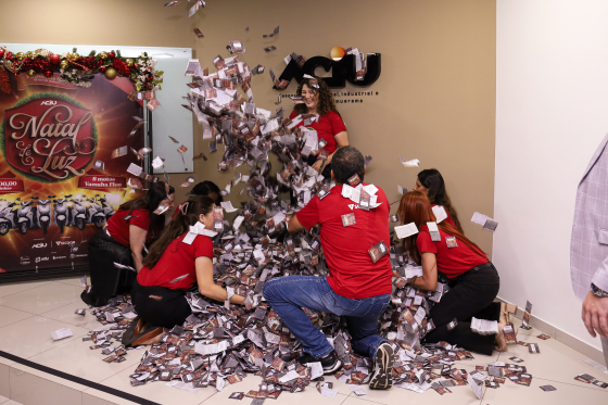 Consumidoras de Umuarama ganham motos da campanha Natal de Luz