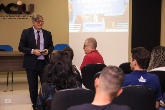 Curso aborda análise de crédito e boas práticas de cobrança