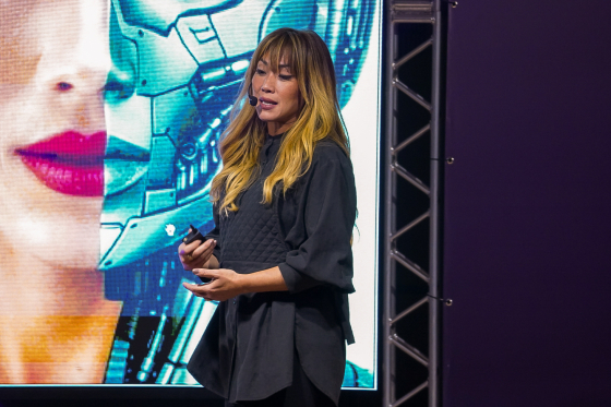 Danni Suzuki compartilha experiência e leva mulheres a reflexões