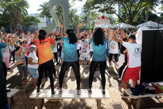 Evento do Dia dos Avós volta em grande estilo e lota praça central