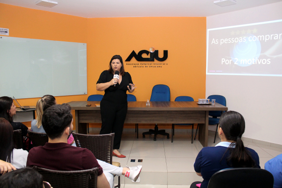 Palestra 'Atender, entender e encantar' lota auditório da Aciu