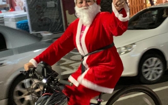 Desfile de Papais Noéis Ciclistas